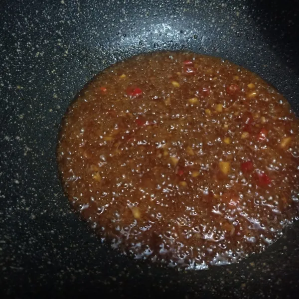 Tumis bawang putih sampai harum masukan bumbu lainnya lalu tuang air kaldu koreksi rasa biarkan mendidih
