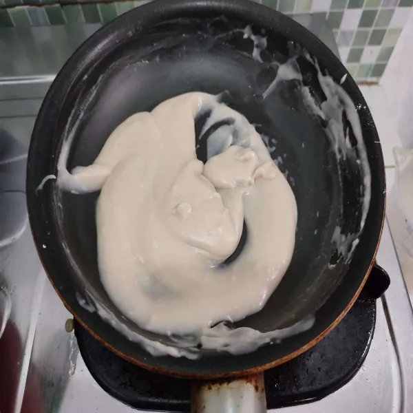 Masak dengan api kecil hingga mengental. 
Matikan api.