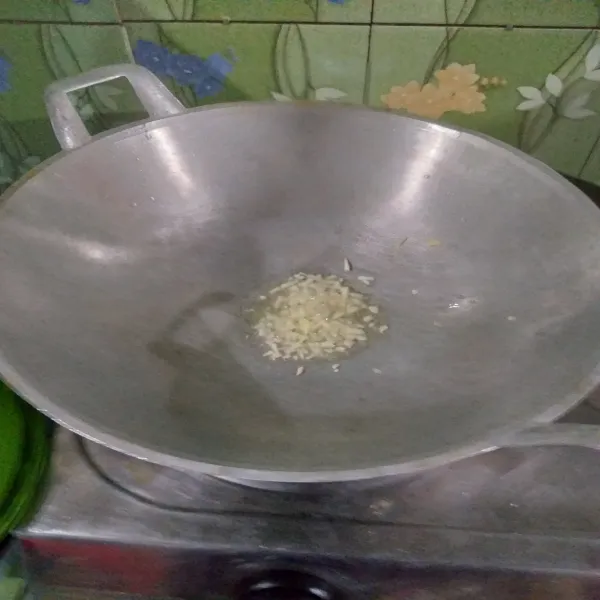 Panaskan wajan masukkan bawang putih tumis sampai harum.