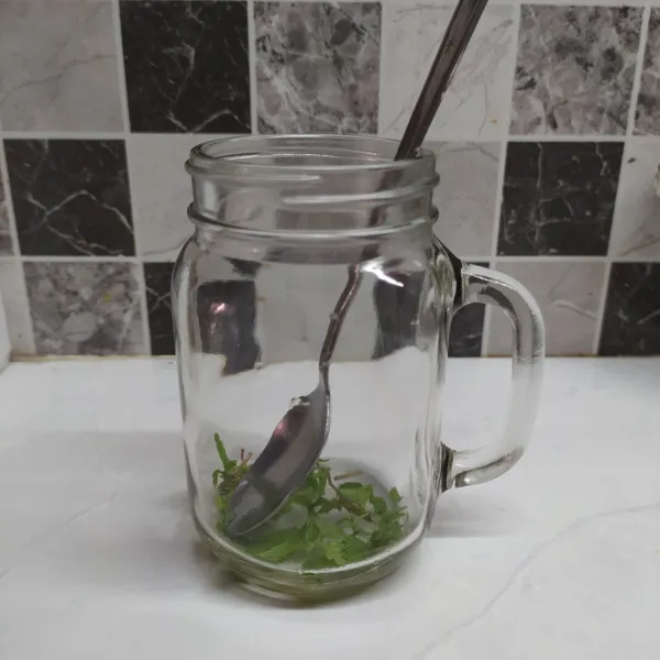 Masukkan daun dalam gelas, tekan-tekan daun mint dengan sendok sampai tercium aroma mint.