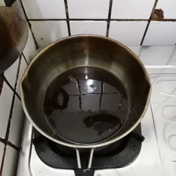 Masak semua bahan hingga mendidih dan gula larut. Masak sampai agak kental, lalu saring.