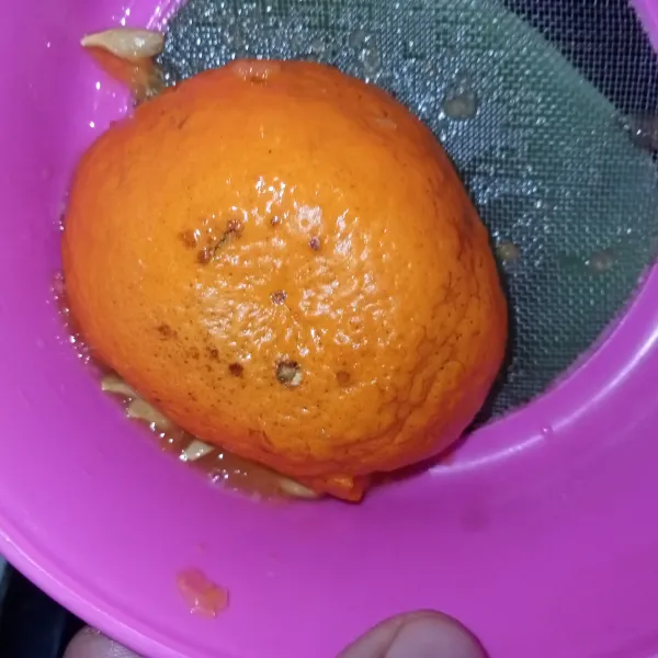 Peras jeruk hingga airnya keluar.
