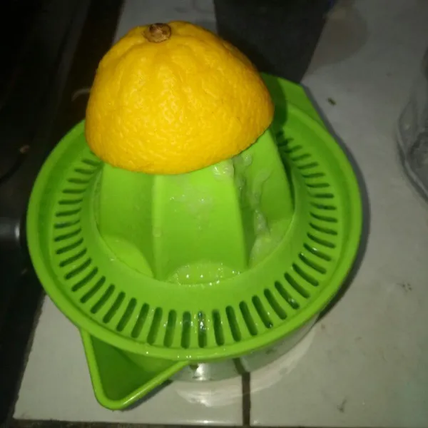 Peras air lemon, pisahkan dari bijinya.