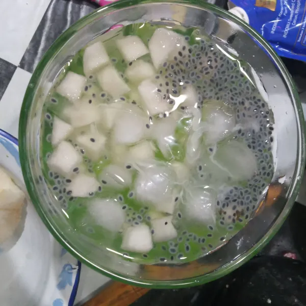 Masukkan pear dan selasih lalu tuang air es.