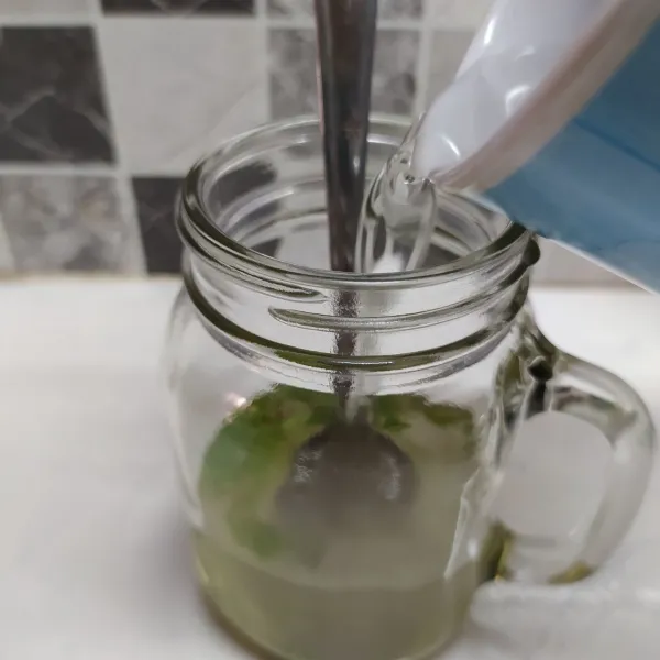 Beri air matang secukupnya. 
Lalu aduk sampai rata.