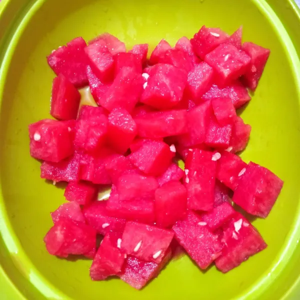 potong dadu buah semangka taruh dalam wadah