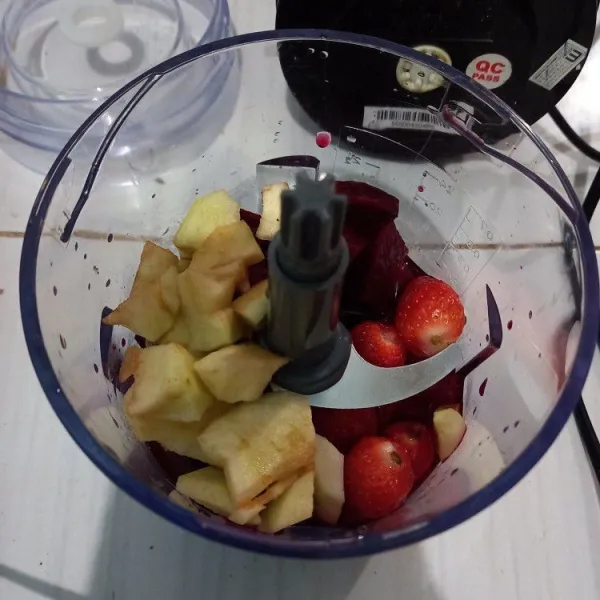 Blender buah bit, strawberi, apel dan air rendaman lemon.