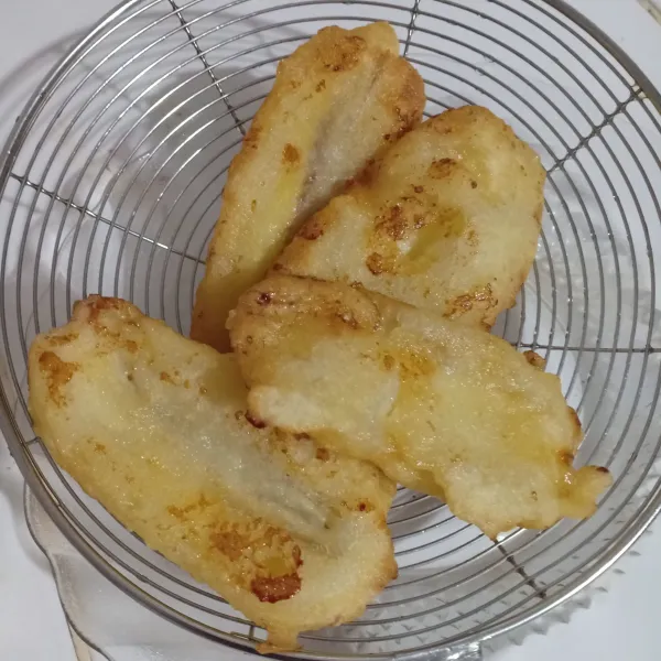 Tiriskan agar minyaknya turun.