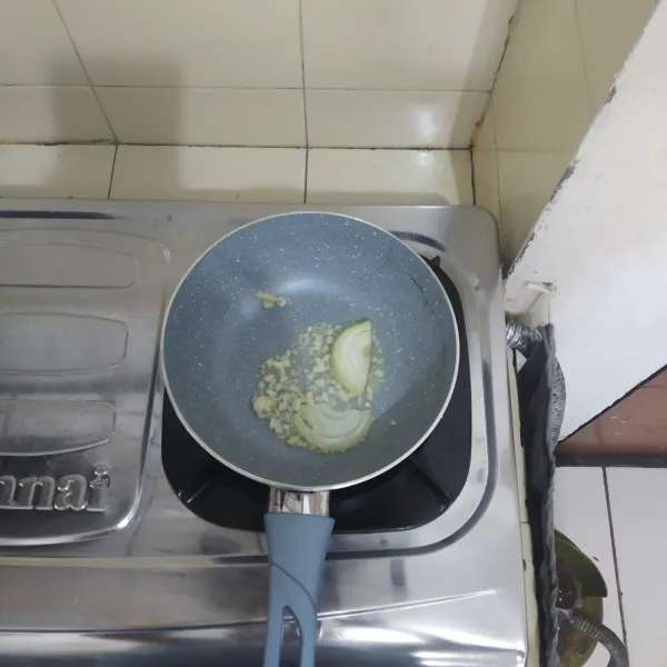 Tumis bawang putih dan bawang bombay sampai harum.