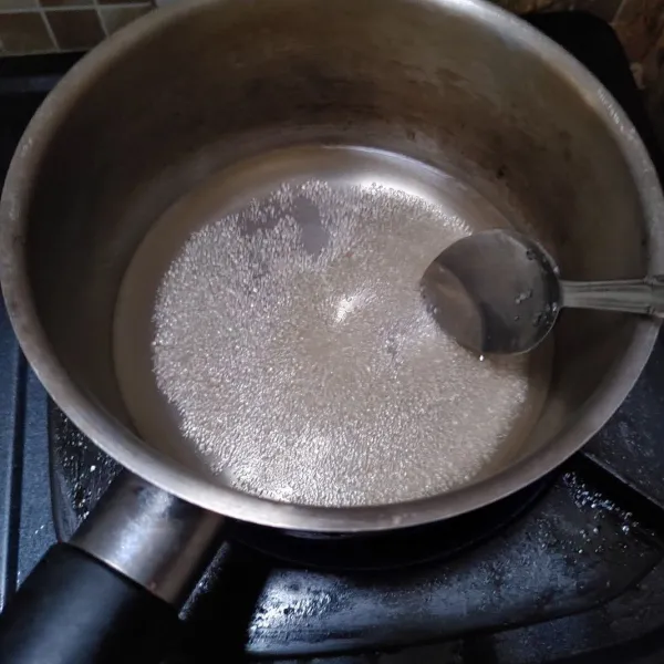 Pertama membuat sirup gula : masukan gula dan air ke dalam panci, lalu rebus hingga gula larut dan mendidih. Biarkan hingg dingin.