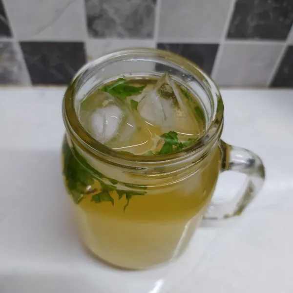 Tambahkan es batu secukupnya, sajikan.