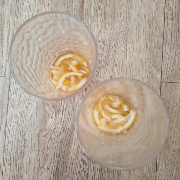 Siapkan gelas beri 2 sdm yuzu honey syrup.