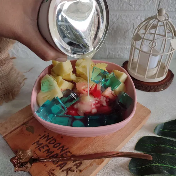 Terakhir beri susu kental manis secukupnya.
