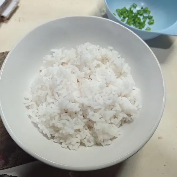 Siapkan nasi pada mangkok.