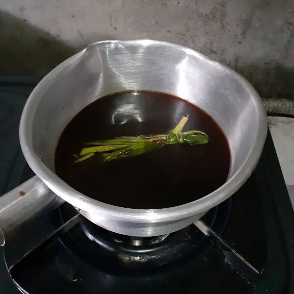 Pertama masak semua bahan sirup gula aren sampai mendidih.