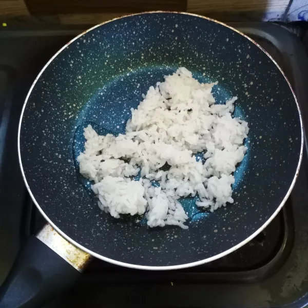 Masukkan nasi dan air kedalam teflon.