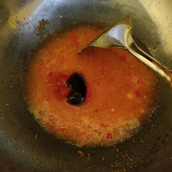 Masukkan air, saos sambal, saos tomat, saos tiram, kaldu bubuk dan gula pasir, aduk rata. Masak hingga mendidih, tes rasa.