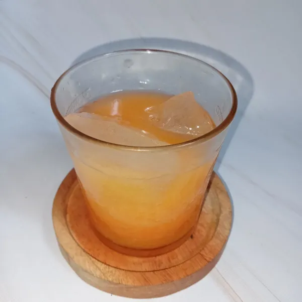 Tuang air jeruk hingga 3/4 gelas.