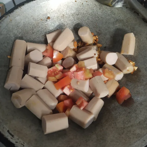 Tumis bawang merah sampai harum lalu masukan sosis dan irisan tomat masak sampai sosis setengah matang.