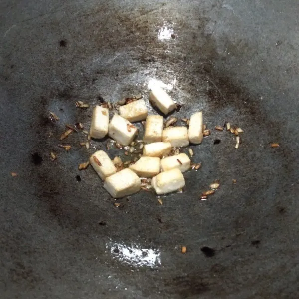 Setelah tahu kecoklatan, masukan kecap asin, garam, gula pasir, lada bubuk dan tambahkan air sedikit saja.