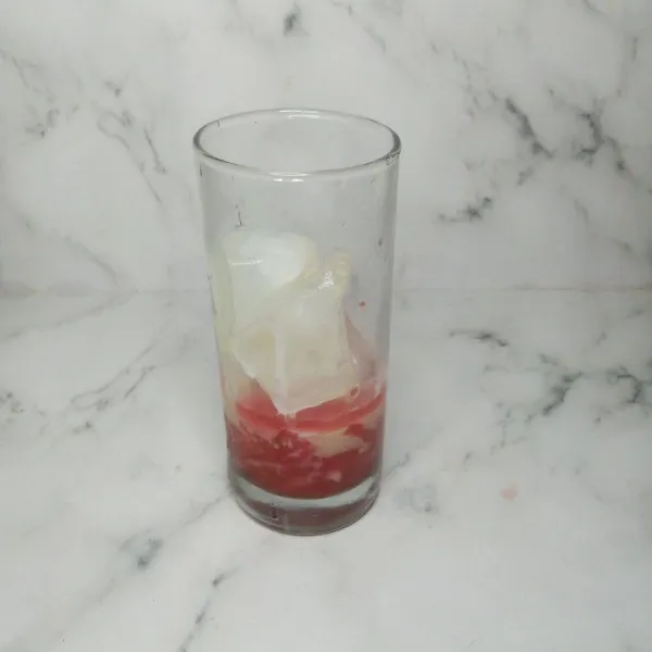 Masukkan semangka halus ke dalam gelas, lalu beri es batu dan susu kental manis.