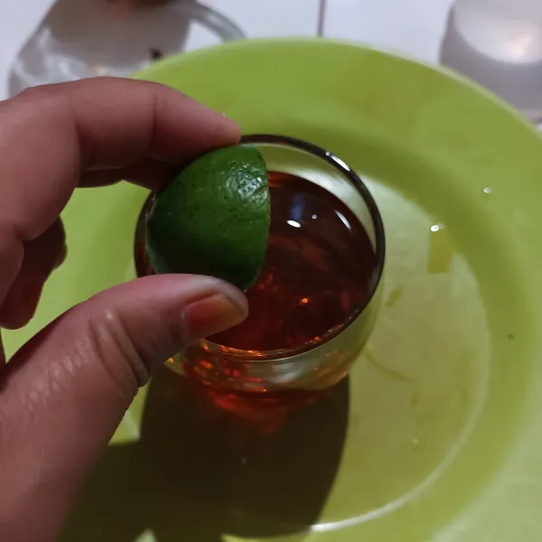 Kemudian beri perasan air jeruk nipis.