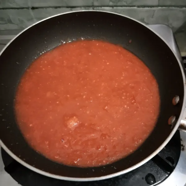 Blender tomat sampai lembut lalu masak kembali.