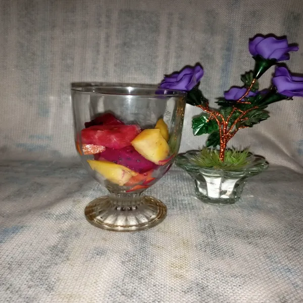 Kemudian masukkan buah-buahan yang sudah dipotong-potong tadi ke dalam gelas.