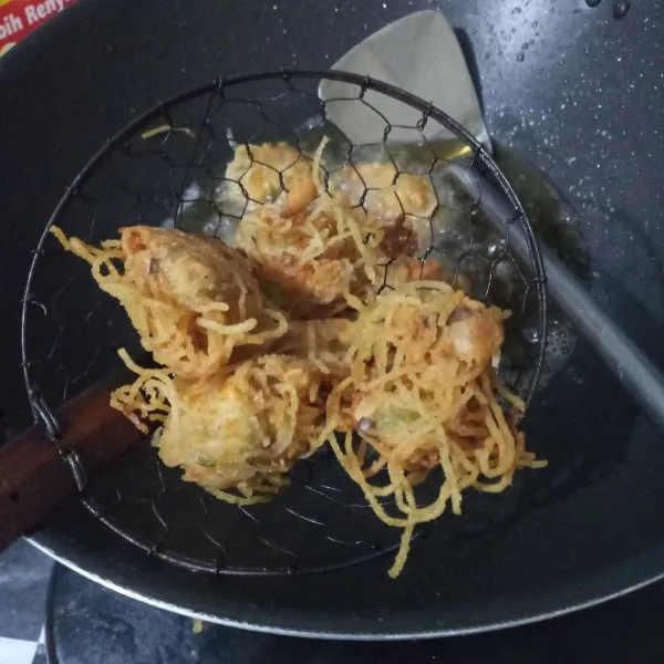 Goreng dalam minyak panas hingga kering dan matang. Angkat dan tiriskan.