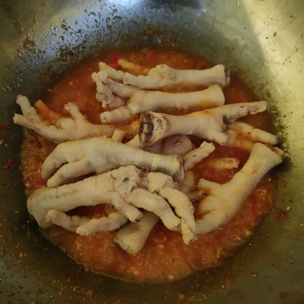 Masukkan ceker dan minyak wijen, aduk rata.