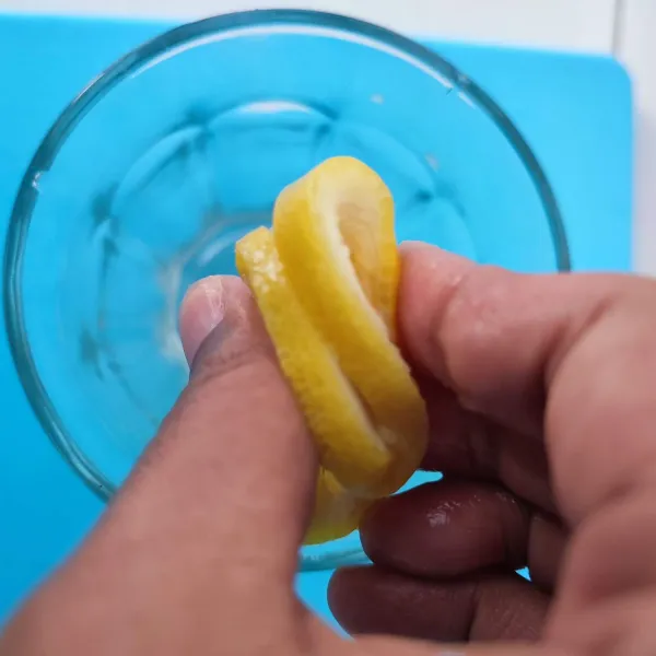 Peras lemon dan tambahkan es batu.