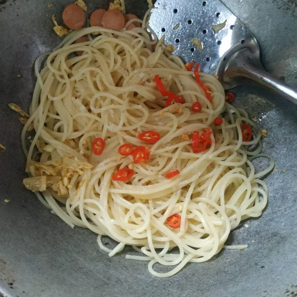 Selanjutnya masukkan spaghetti dan cabai, bumbui dengan garam, kaldu jamur dan lada bubuk, aduk hingga tercampur rata dan jangan lupa koreksi rasanya.