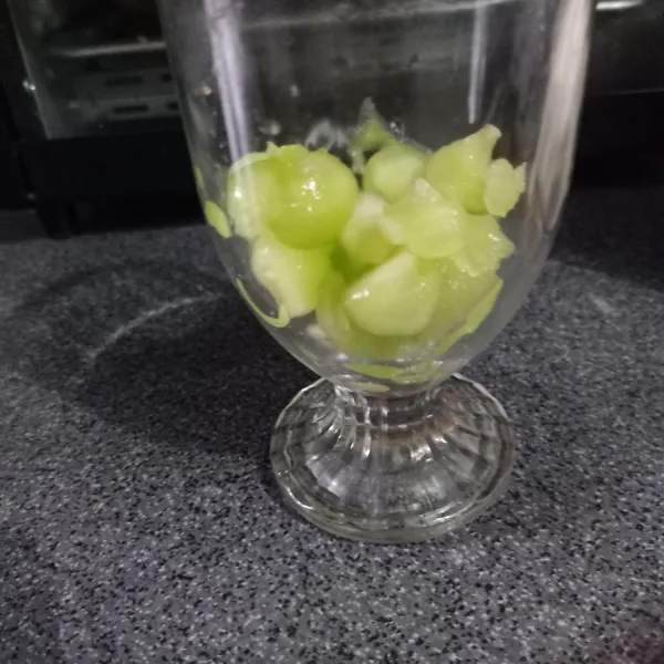 Masukkan buah melon ke dalam gelas.