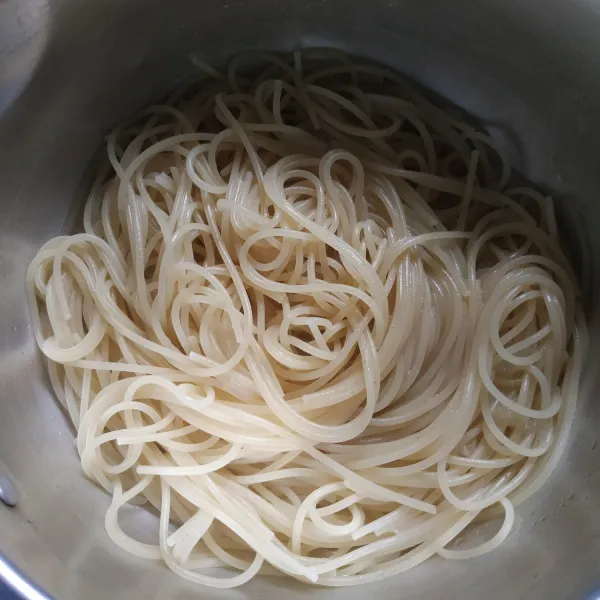 Rebus air dan 1 sdm minyak goreng hingga mendidih, setelah mendidih masukkan spaghetti, rebus sampai al dente. Selanjutnya angkat dan tiriskan.