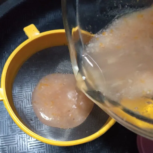 Saring jusnya, buang ampas buahnya.