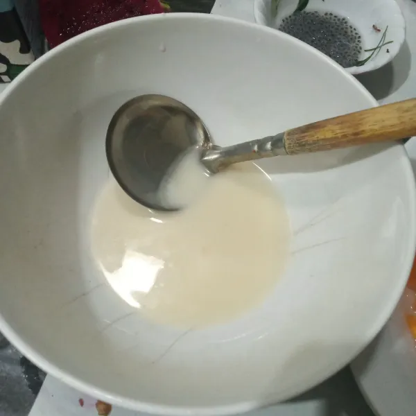 Tuang susu kental manis putih.