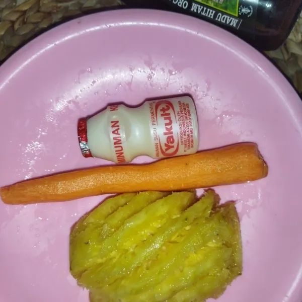 Siapkan nanas dan wortel yang sudah dikupas, siapkan bahan lainnya.