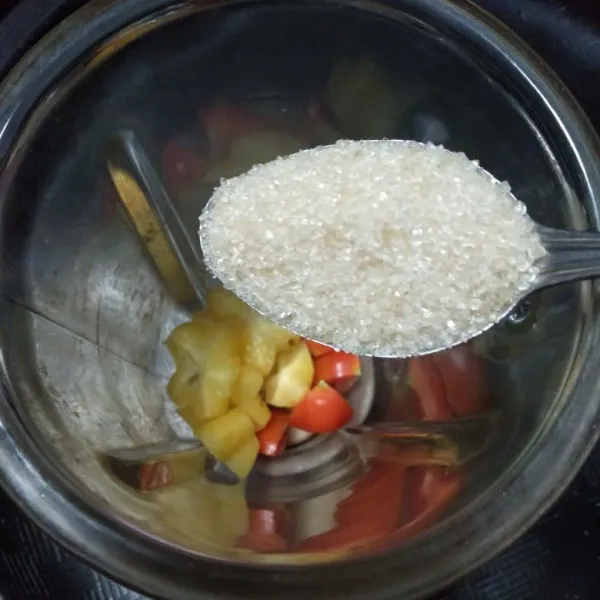Masukkan gula pasir dan air.