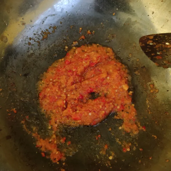 Tumis bumbu halus hingga harum dan matang.
