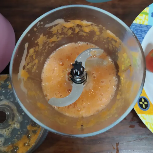 Blender wortel dengan 75 ml air.