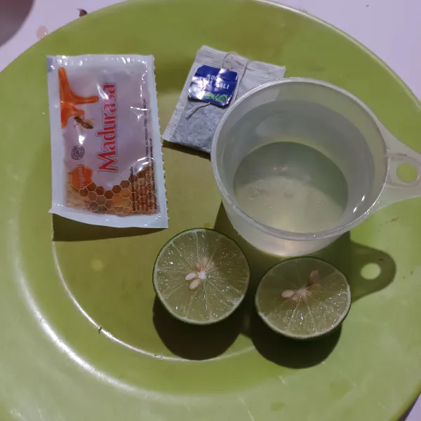 Siapkan bahan yang diperlukan.