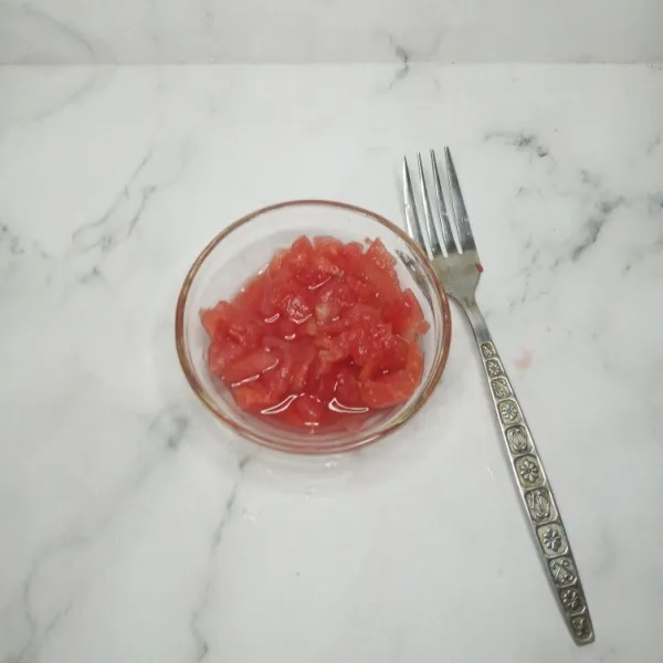 Haluskan semangka menggunakan garpu.