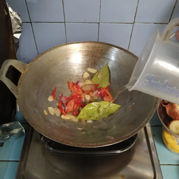Masukkan daun salam, lengkuas, tomat dan air.
