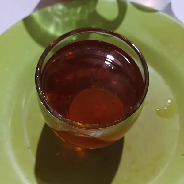 Tambahkan es cube dan satu iris jeruk nipis. Lalu siap disajikan.