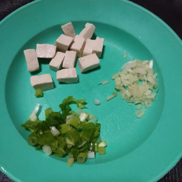 Siapkan semua bahan, potong dadu tahu, cincang bawang bombay, bawang putih dan daun bawang.