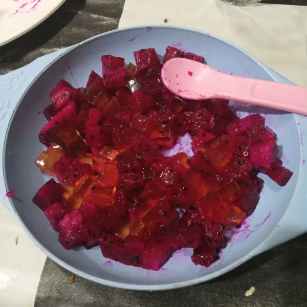 Campurkan buah naga dengan potongan jelly.