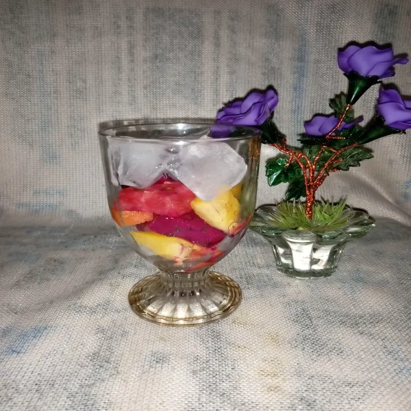 Masukkan es batu secukupnya ke dalam gelas.