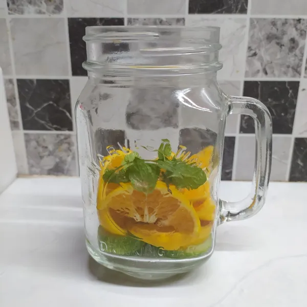 Cuci bersih daun mint, lalu masukkan daun mint dalam jar.