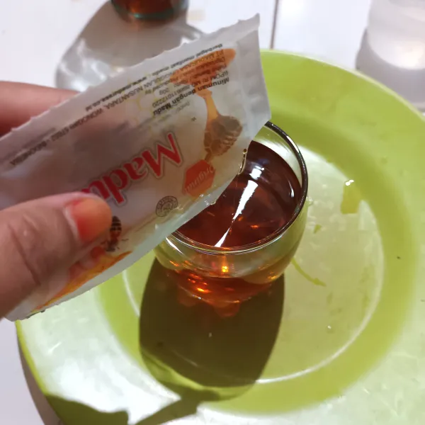 Tambahkan juga madu. Lalu aduk rata.