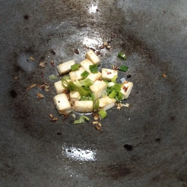 Masukkan potongan daun bawang nya, aduk rata.